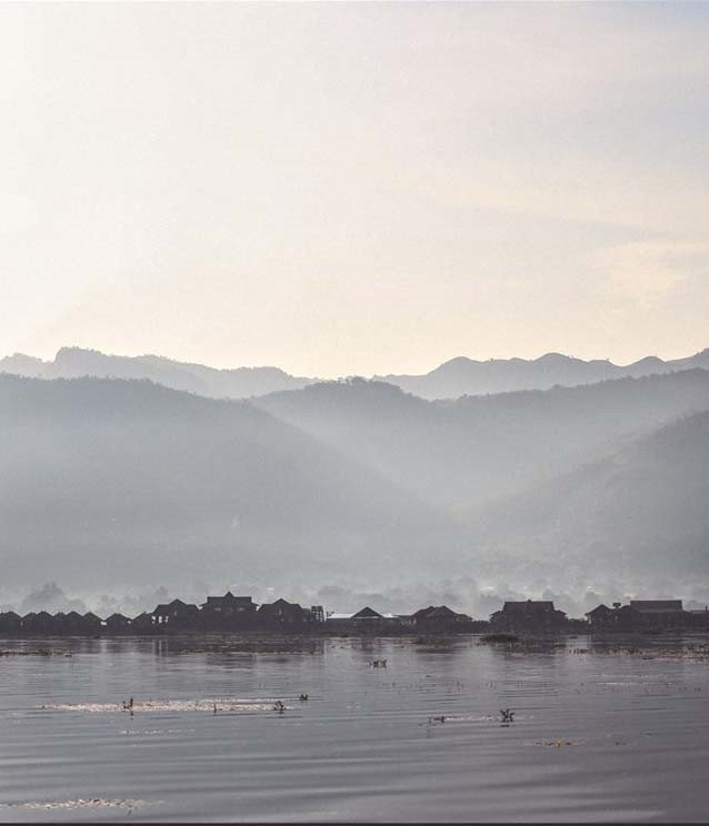 Nằm trên độ cao hơn 800 m so với mặt nước biển, Inle là hồ nước ngọt lớn thứ hai ở Myanmar, với hệ động thực vật phong phú, phong cảnh nên thơ. Nằm trên độ cao hơn 800 m so với mặt nước biển, Inle là hồ nước ngọt lớn thứ hai ở Myanmar, với hệ động thực vật phong phú, phong cảnh nên thơ.